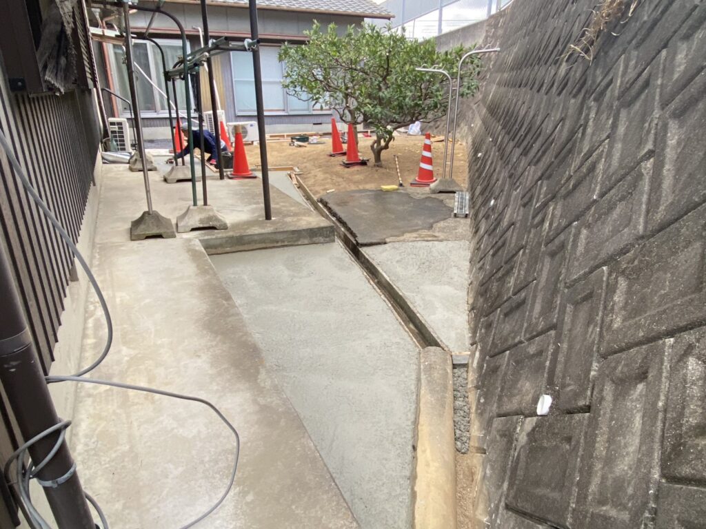 【綾川町Ｍ様邸】庭仕舞い＆駐車場拡張工事｜物置下や犬走りのコンクリート打設中 (株)カインズガーデン｜香川県の庭仕舞い