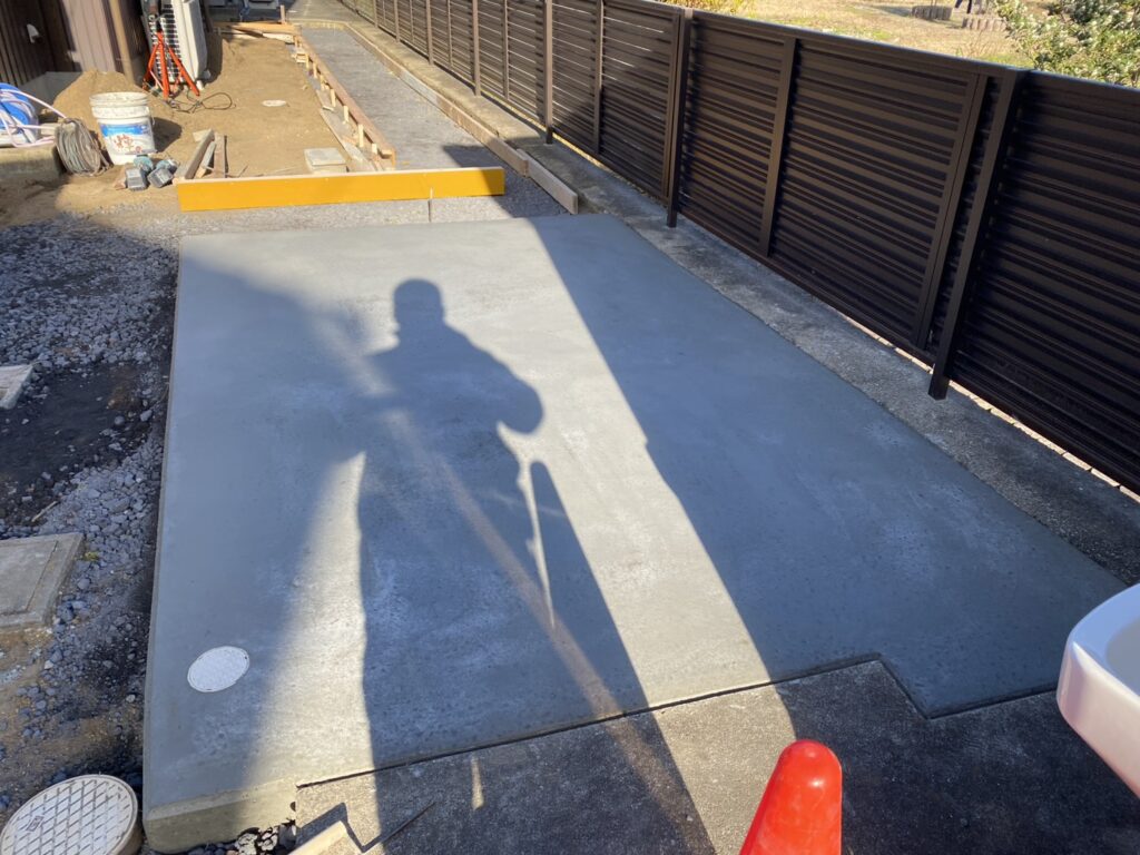 【綾川町Ｍ様邸】庭仕舞い＆駐車場拡張工事｜拡張駐車スペースの土間準備中です (株)カインズガーデン｜香川県の庭仕舞い工事