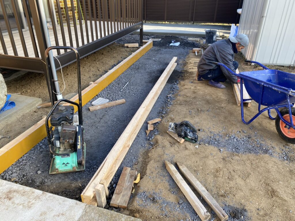 【綾川町Ｍ様邸】庭仕舞い＆駐車場拡張工事｜拡張駐車スペースの土間準備中です (株)カインズガーデン｜香川県の庭仕舞い工事