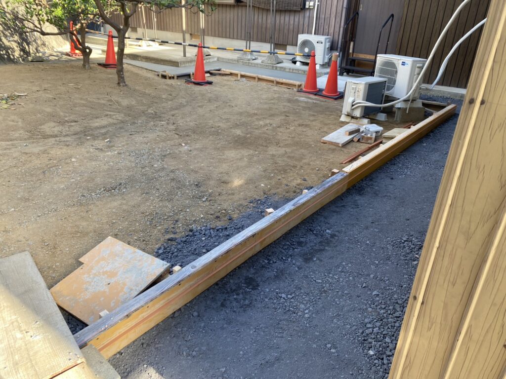 【綾川町Ｍ様邸】庭仕舞い＆駐車場拡張工事｜拡張駐車スペースの土間準備中です (株)カインズガーデン｜香川県の庭仕舞い工事