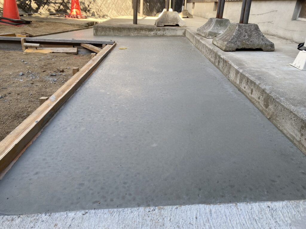 【綾川町Ｍ様邸】庭仕舞い＆駐車場拡張工事｜拡張駐車スペースの土間準備中です (株)カインズガーデン｜香川県の庭仕舞い工事