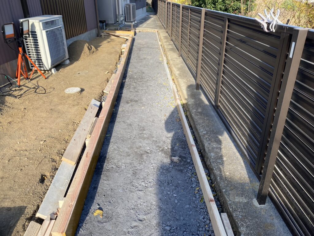 【綾川町Ｍ様邸】庭仕舞い＆駐車場拡張工事｜拡張駐車スペースの土間準備中です (株)カインズガーデン｜香川県の庭仕舞い工事