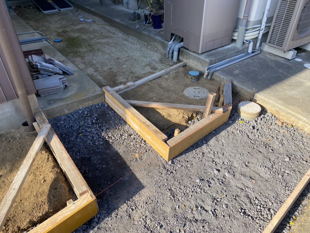 【綾川町Ｍ様邸】庭仕舞い＆駐車場拡張工事｜拡張駐車スペースの土間準備中です (株)カインズガーデン｜香川県の庭仕舞い工事