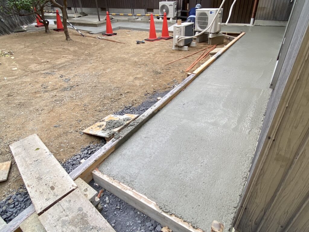 【綾川町Ｍ様邸】庭仕舞い＆駐車場拡張工事｜拡張駐車スペースの土間準備中です (株)カインズガーデン｜香川県の庭仕舞い工事