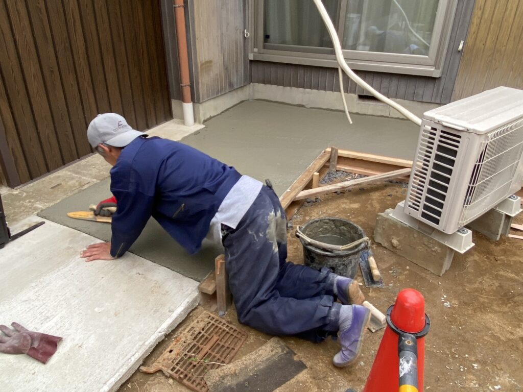 【綾川町Ｍ様邸】庭仕舞い＆駐車場拡張工事｜拡張駐車スペースの土間準備中です (株)カインズガーデン｜香川県の庭仕舞い工事