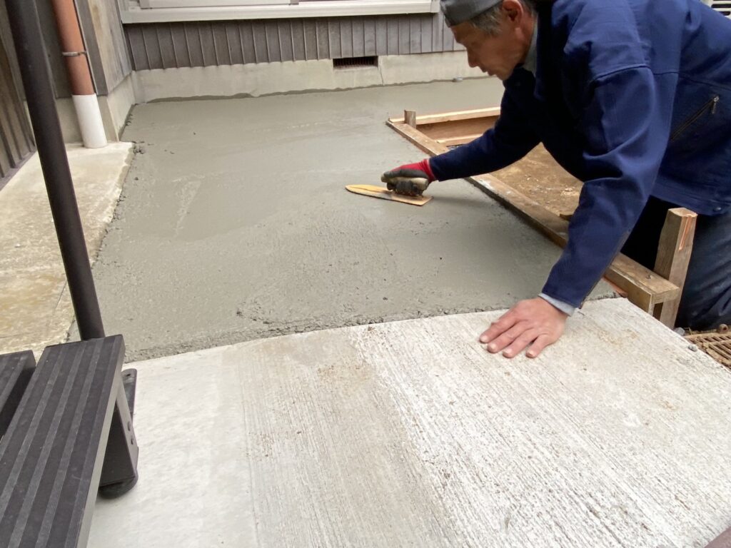 【綾川町Ｍ様邸】庭仕舞い＆駐車場拡張工事｜拡張駐車スペースの土間準備中です (株)カインズガーデン｜香川県の庭仕舞い工事