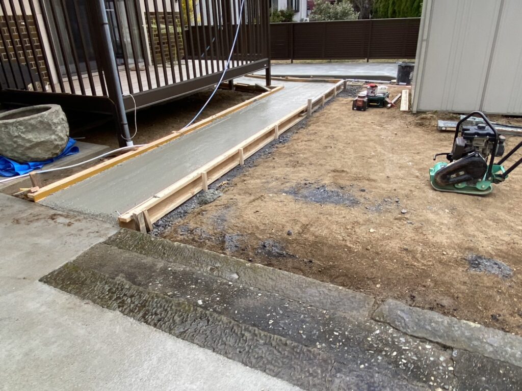 【綾川町Ｍ様邸】庭仕舞い＆駐車場拡張工事｜拡張駐車スペースの土間準備中です (株)カインズガーデン｜香川県の庭仕舞い工事