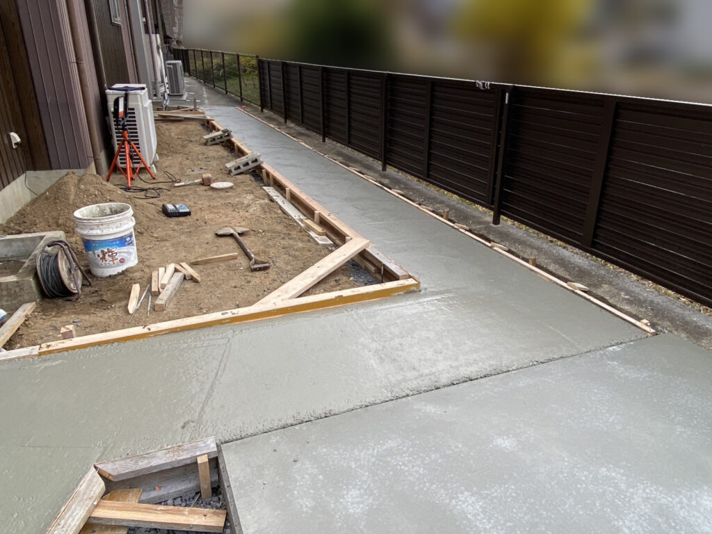 【綾川町Ｍ様邸】庭仕舞い＆駐車場拡張工事｜拡張駐車スペースの土間準備中です (株)カインズガーデン｜香川県の庭仕舞い工事