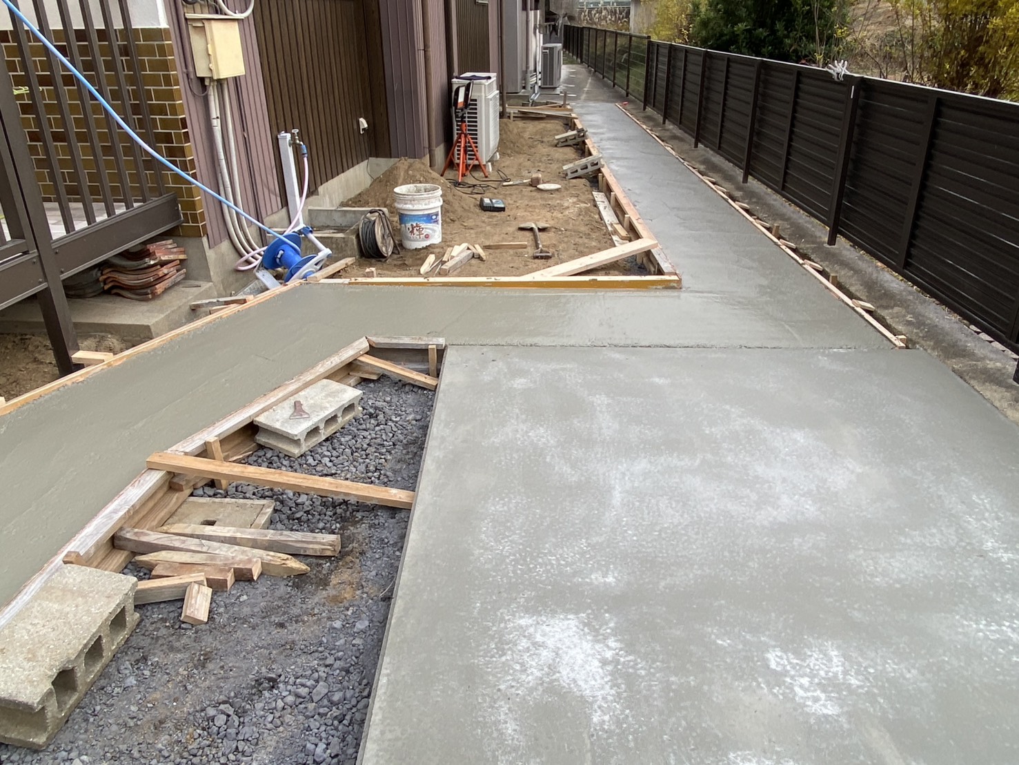 【綾川町Ｍ様邸】庭仕舞い＆駐車場拡張工事｜拡張駐車スペースの土間準備中です (株)カインズガーデン｜香川県の庭仕舞い工事