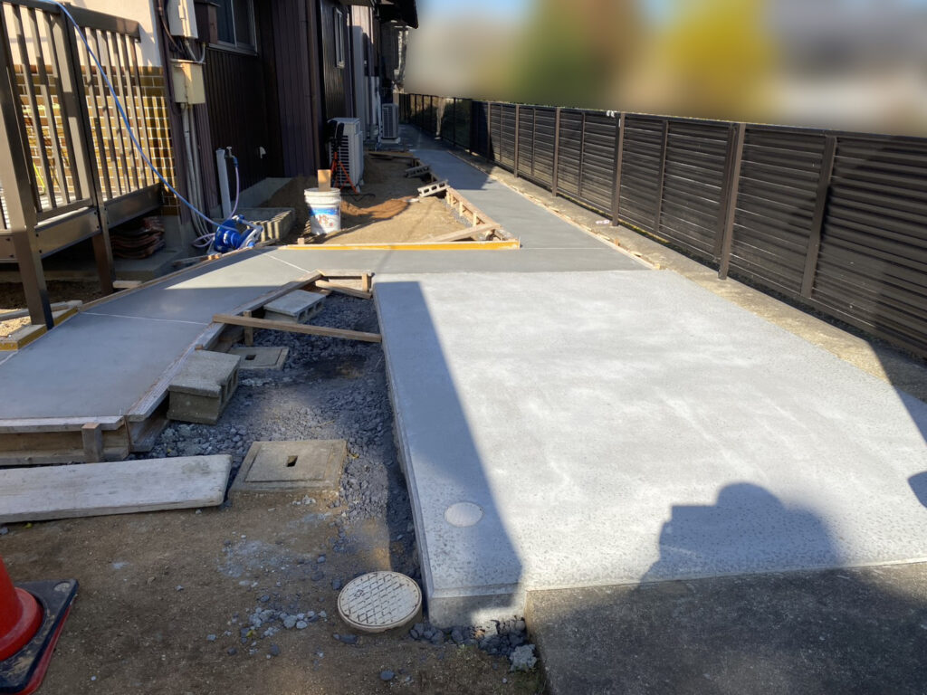 【綾川町Ｍ様邸】庭仕舞い＆駐車場拡張工事｜拡張駐車スペースの土間準備中です (株)カインズガーデン｜香川県の庭仕舞い工事