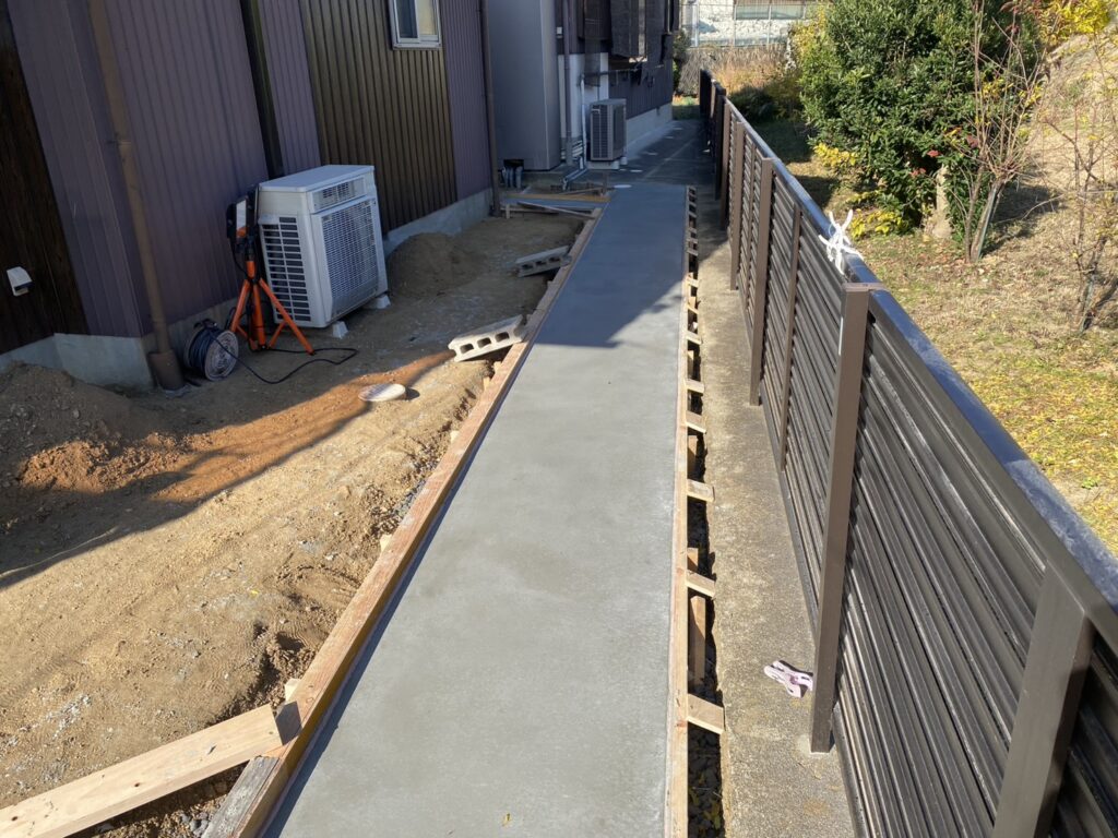 【綾川町Ｍ様邸】庭仕舞い＆駐車場拡張工事｜拡張駐車スペースの土間準備中です (株)カインズガーデン｜香川県の庭仕舞い工事