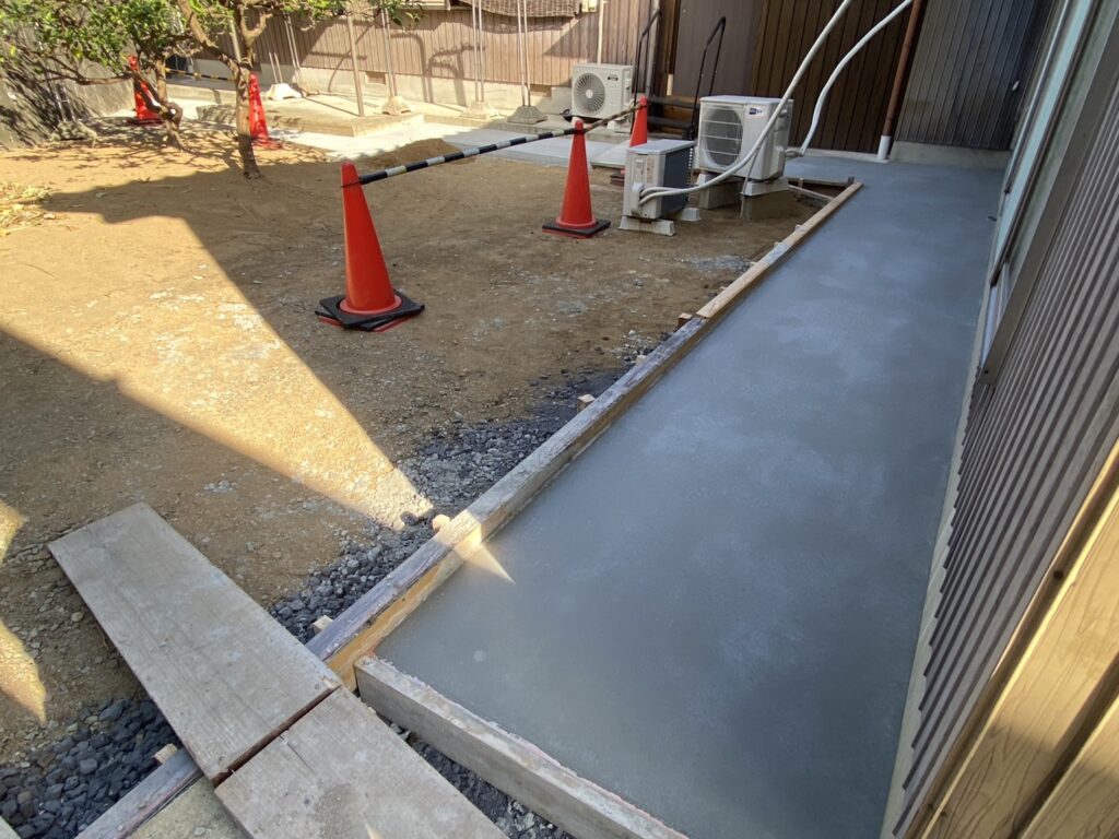 【綾川町Ｍ様邸】庭仕舞い＆駐車場拡張工事｜拡張駐車スペースの土間準備中です (株)カインズガーデン｜香川県の庭仕舞い工事