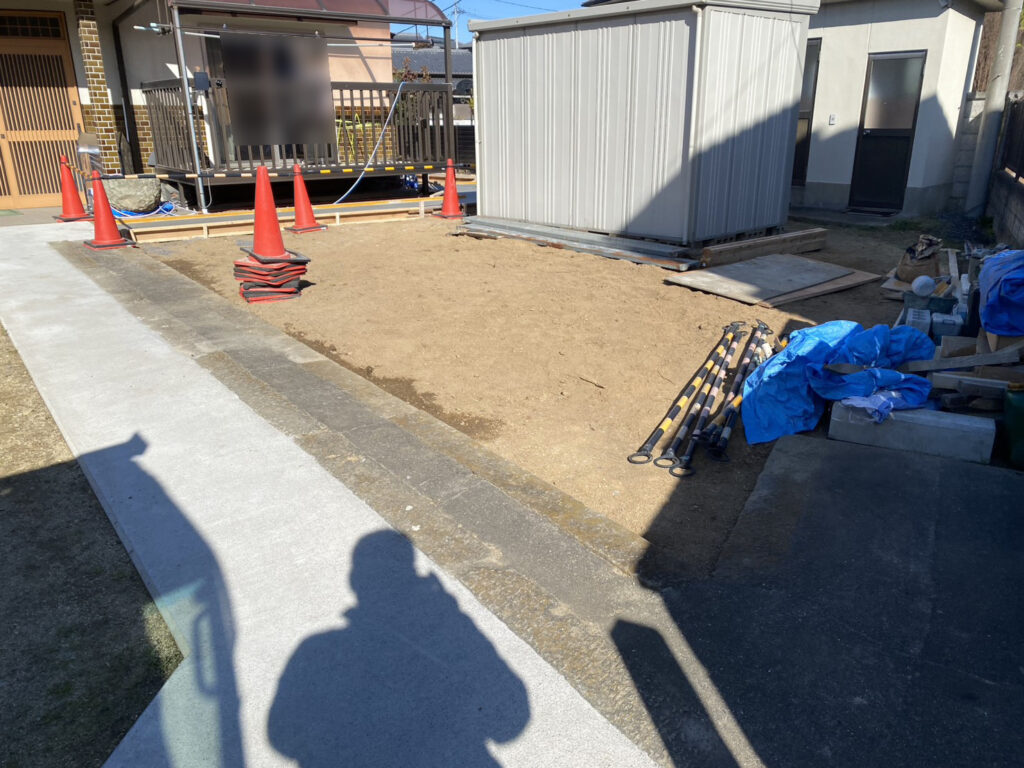 【綾川町Ｍ様邸】庭仕舞い＆駐車場拡張工事｜拡張駐車スペースの土間準備中です (株)カインズガーデン｜香川県の庭仕舞い工事