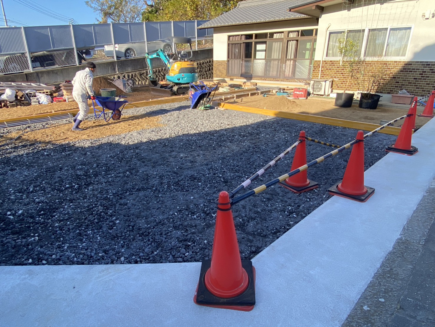 【綾川町Ｍ様邸】庭仕舞い＆駐車場拡張工事｜広くなった駐車スペースにもコンクリートを打設します (株)カインズガーデン