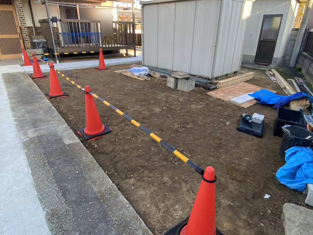 【綾川町Ｍ様邸】庭仕舞い＆駐車場拡張工事｜広くなった駐車スペースにもコンクリートを打設します (株)カインズガーデン