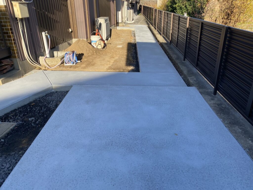 【綾川町Ｍ様邸】庭仕舞い＆駐車場拡張工事｜広くなった駐車スペースにもコンクリートを打設します (株)カインズガーデン