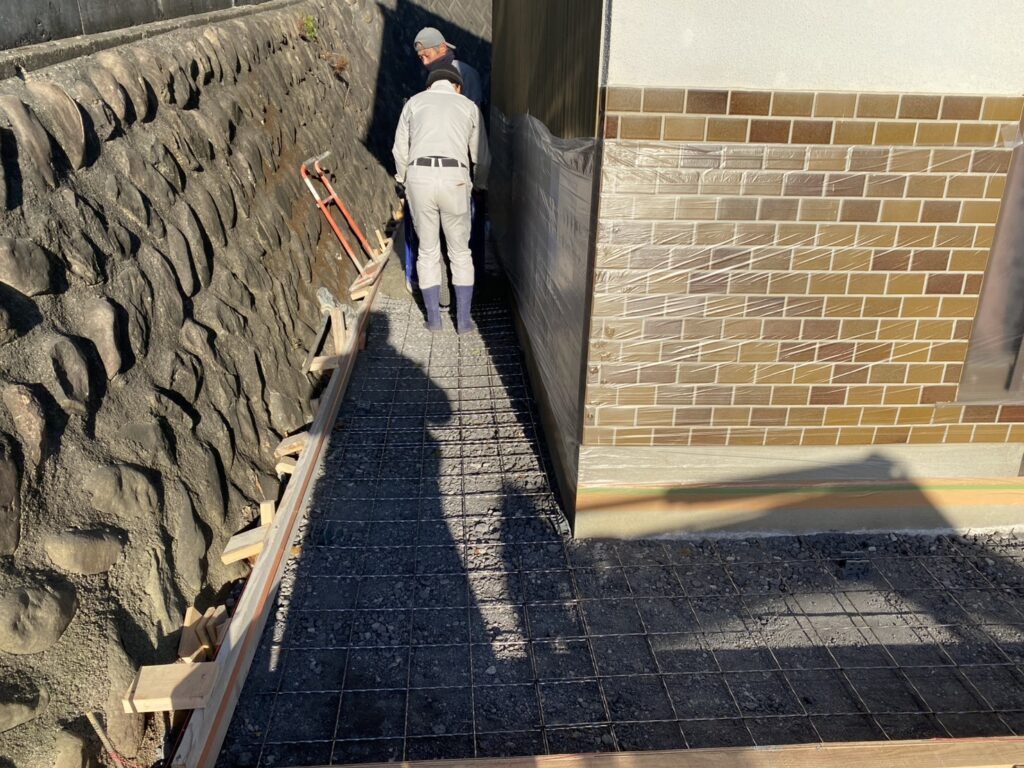 【綾川町Ｍ様邸】庭仕舞い＆駐車場拡張工事｜広くなった駐車スペースにもコンクリートを打設します (株)カインズガーデン