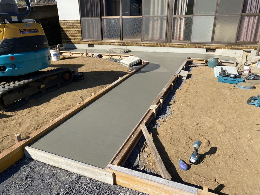 【綾川町Ｍ様邸】庭仕舞い＆駐車場拡張工事｜広くなった駐車スペースにもコンクリートを打設します (株)カインズガーデン