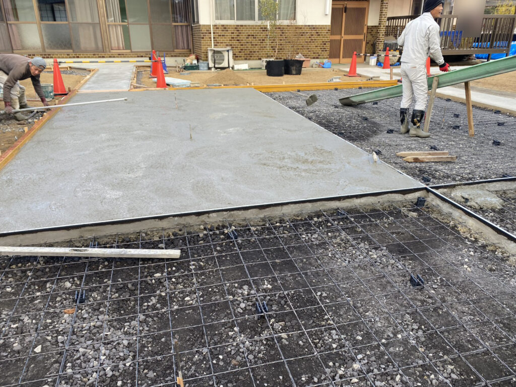 【綾川町Ｍ様邸】庭仕舞い＆駐車場拡張工事｜広くなった駐車スペースにもコンクリートを打設します (株)カインズガーデン