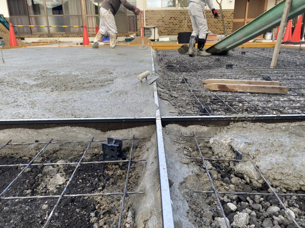 【綾川町Ｍ様邸】庭仕舞い＆駐車場拡張工事｜広くなった駐車スペースにもコンクリートを打設します (株)カインズガーデン