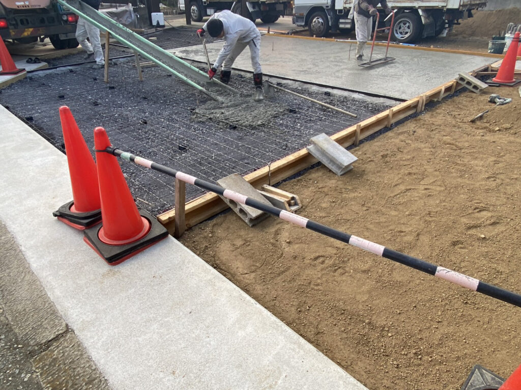 【綾川町Ｍ様邸】庭仕舞い＆駐車場拡張工事｜広くなった駐車スペースにもコンクリートを打設します (株)カインズガーデン