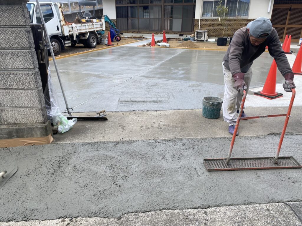 【綾川町Ｍ様邸】庭仕舞い＆駐車場拡張工事｜広くなった駐車スペースにもコンクリートを打設します (株)カインズガーデン