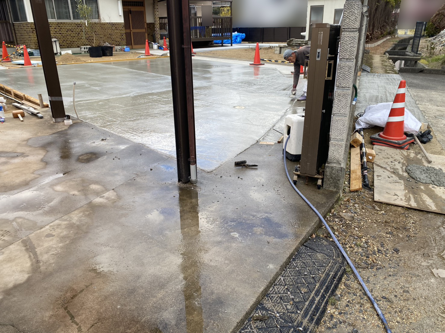 【綾川町Ｍ様邸】庭仕舞い＆駐車場拡張工事｜広くなった駐車スペースにもコンクリートを打設します (株)カインズガーデン