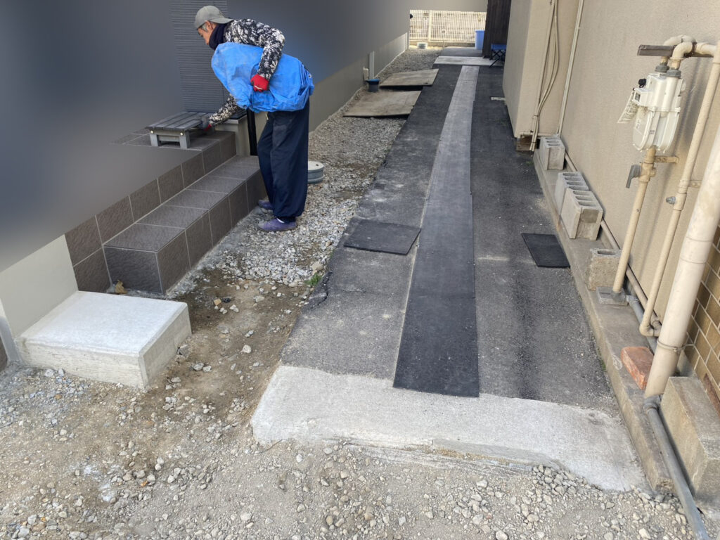 【琴平町Ｉ様邸】お家周りのブロックやフェンス・手すり設置＆雑草対策工事着工⛑ (株)カインズガーデン｜香川の庭仕舞い工事