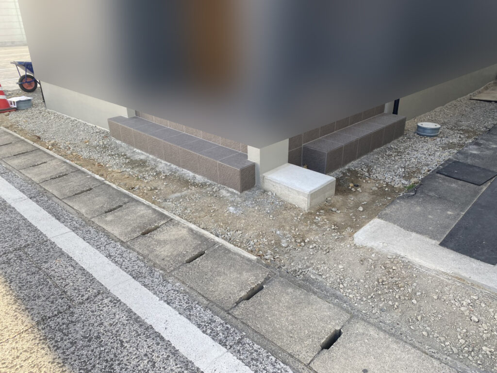 【琴平町Ｉ様邸】お家周りのブロックやフェンス・手すり設置＆雑草対策工事着工⛑ (株)カインズガーデン｜香川の庭仕舞い工事