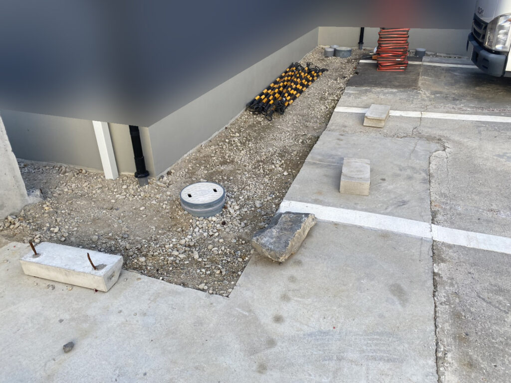 【琴平町Ｉ様邸】お家周りのブロックやフェンス・手すり設置＆雑草対策工事着工⛑ (株)カインズガーデン｜香川の庭仕舞い工事