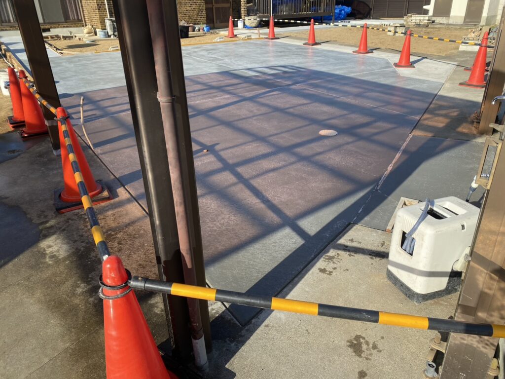 【綾川町Ｍ様邸】庭仕舞い＆駐車場拡張工事｜広くなった駐車スペースにもコンクリートを打設します (株)カインズガーデン