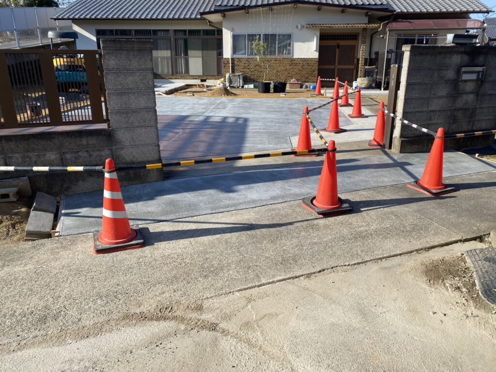 【綾川町Ｍ様邸】庭仕舞い＆駐車場拡張工事｜広くなった駐車スペースにもコンクリートを打設します (株)カインズガーデン