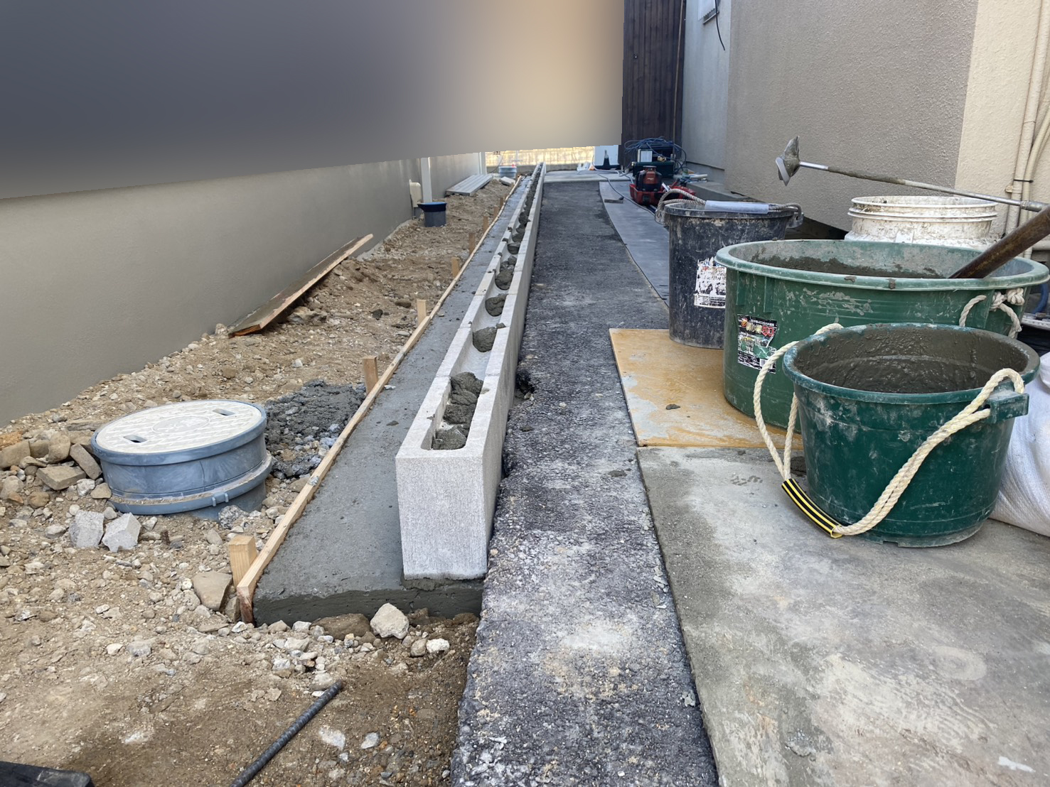 【琴平町Ｉ様邸】庭仕舞い工事｜下地コンクリートやブロック、裏庭コンクリートデッキも進んでいます (株)カインズガーデン