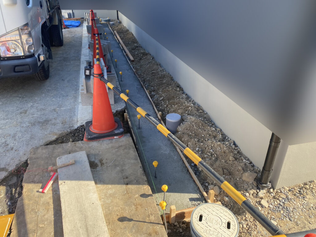 【琴平町Ｉ様邸】庭仕舞い工事｜下地コンクリートやブロック、裏庭コンクリートデッキも進んでいます (株)カインズガーデン