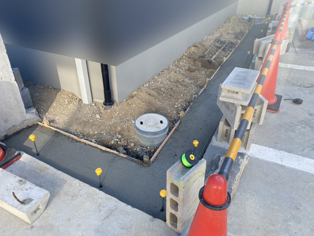 【琴平町Ｉ様邸】庭仕舞い工事｜下地コンクリートやブロック、裏庭コンクリートデッキも進んでいます (株)カインズガーデン