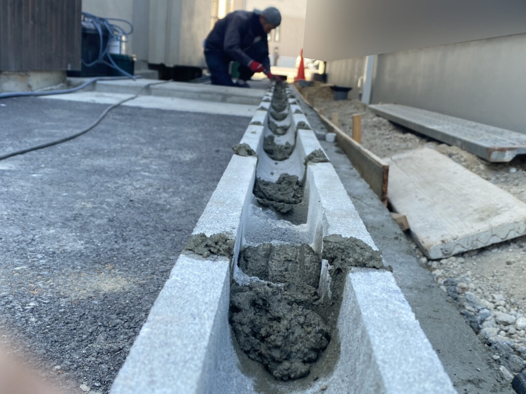 【琴平町Ｉ様邸】庭仕舞い工事｜下地コンクリートやブロック、裏庭コンクリートデッキも進んでいます (株)カインズガーデン