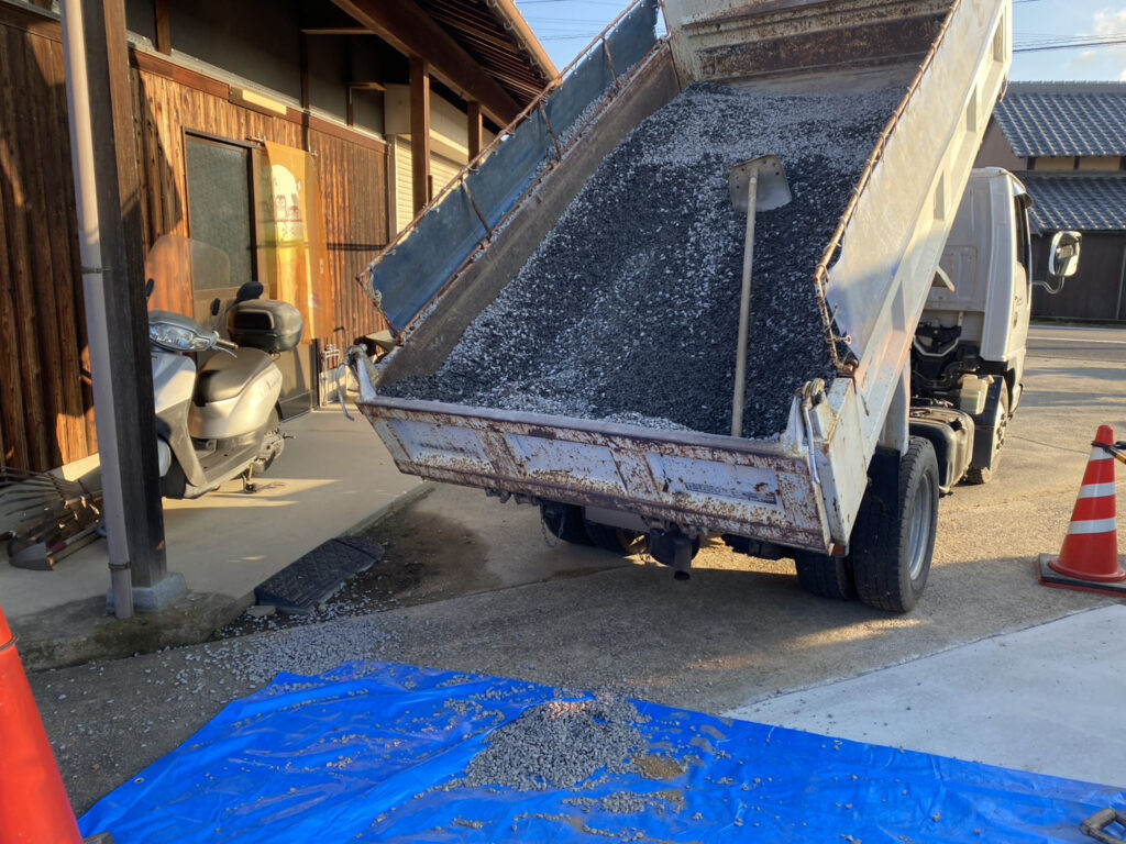 【綾川町Ｍ様邸】庭仕舞い＆駐車場拡張工事｜物置移設完了👌防草シートと砂利で雑草対策施工中 (株)カインズガーデン