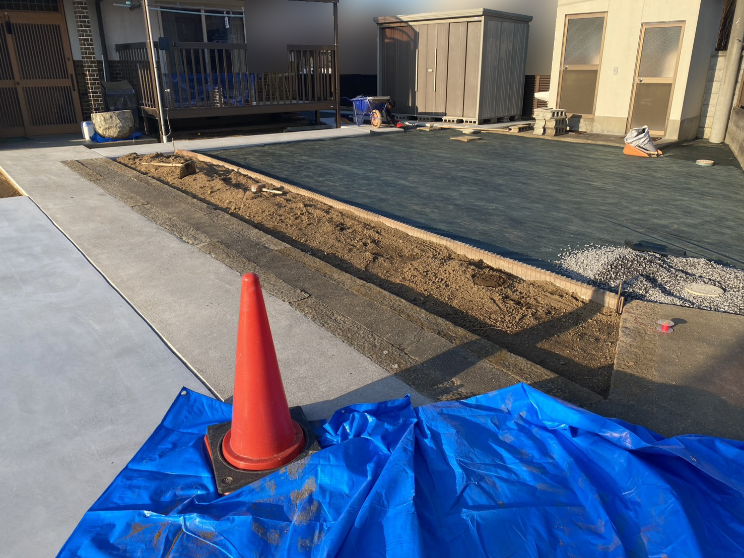 【綾川町Ｍ様邸】庭仕舞い＆駐車場拡張工事｜物置移設完了👌防草シートと砂利で雑草対策施工中 (株)カインズガーデン