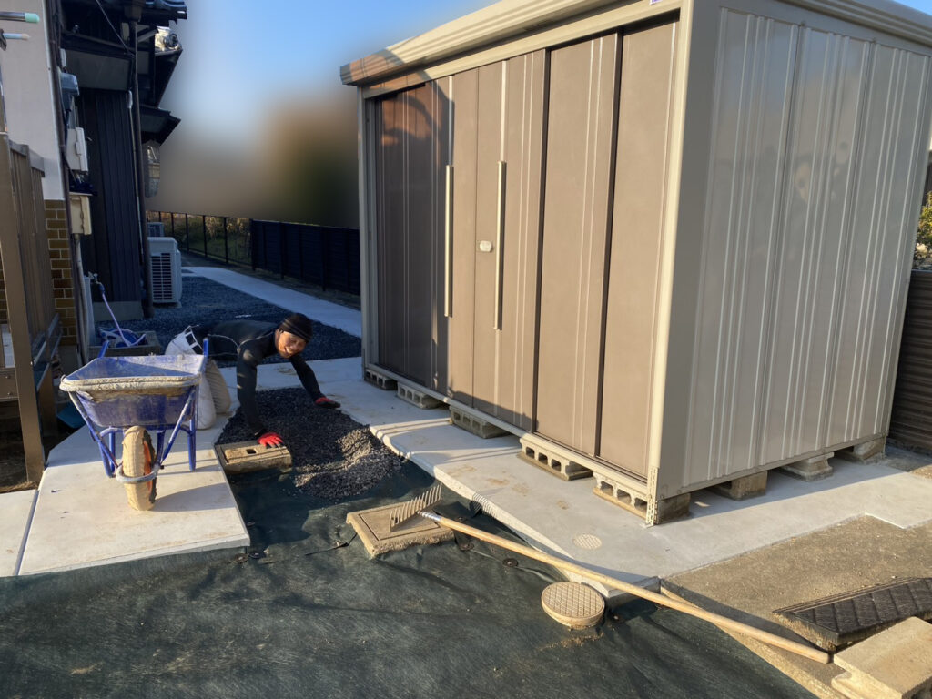 【綾川町Ｍ様邸】庭仕舞い＆駐車場拡張工事｜物置移設完了👌防草シートと砂利で雑草対策施工中 (株)カインズガーデン