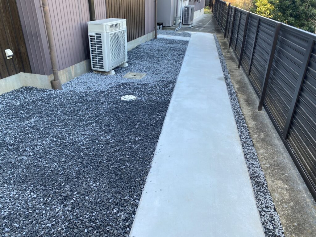 【綾川町Ｍ様邸】庭仕舞い＆駐車場拡張工事｜物置移設完了👌防草シートと砂利で雑草対策施工中 (株)カインズガーデン