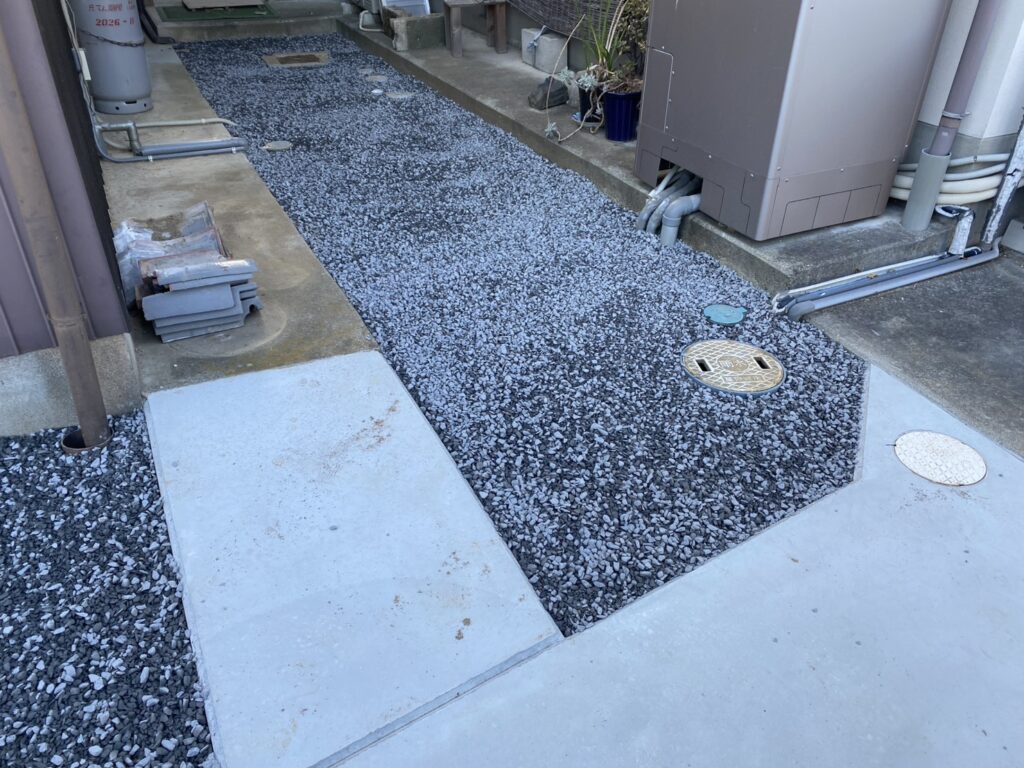 【綾川町Ｍ様邸】庭仕舞い＆駐車場拡張工事｜物置移設完了👌防草シートと砂利で雑草対策施工中 (株)カインズガーデン