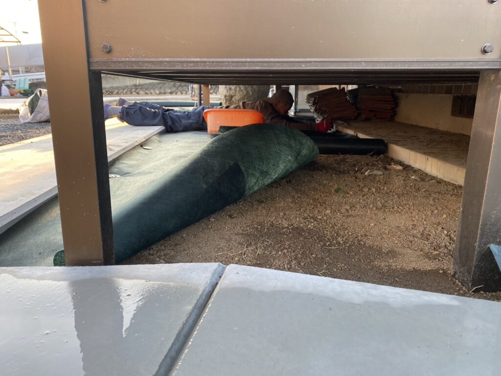 【綾川町Ｍ様邸】庭仕舞い＆駐車場拡張工事｜物置移設完了👌防草シートと砂利で雑草対策施工中 (株)カインズガーデン