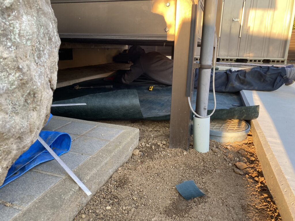 【綾川町Ｍ様邸】庭仕舞い＆駐車場拡張工事｜物置移設完了👌防草シートと砂利で雑草対策施工中 (株)カインズガーデン