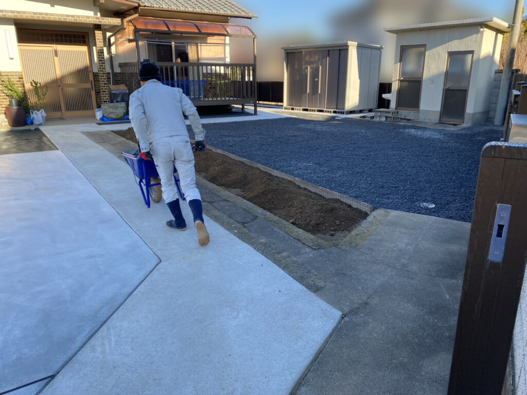 【綾川町Ｍ様邸】庭仕舞い＆駐車場拡張工事｜物置移設完了👌防草シートと砂利で雑草対策施工中 (株)カインズガーデン