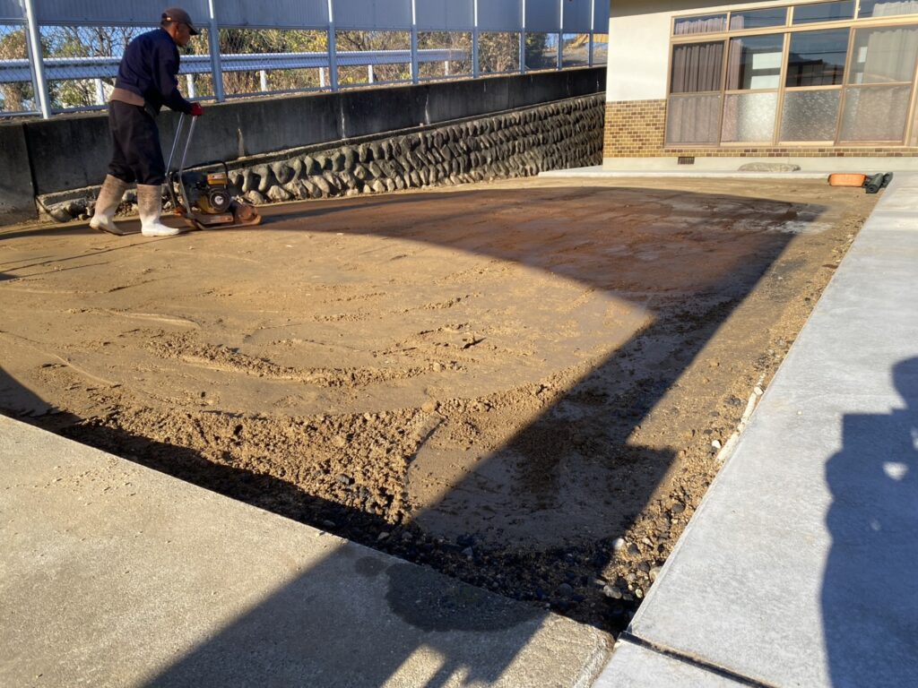 【綾川町Ｍ様邸】庭仕舞い＆駐車場拡張工事｜物置移設完了👌防草シートと砂利で雑草対策施工中 (株)カインズガーデン