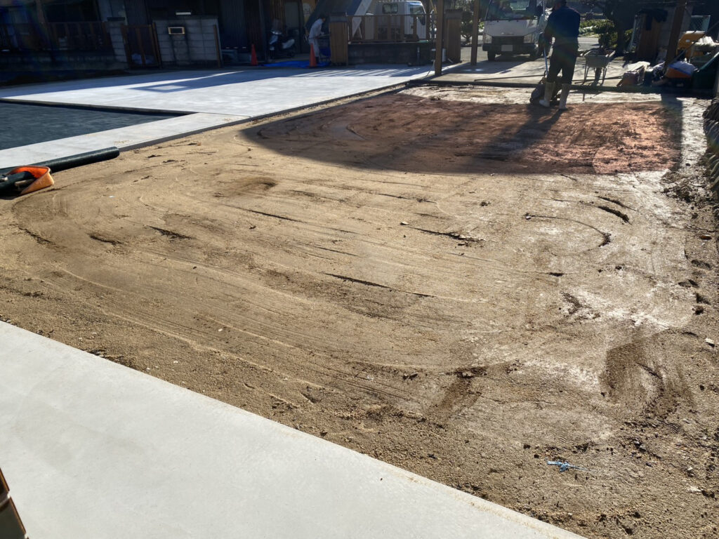 【綾川町Ｍ様邸】庭仕舞い＆駐車場拡張工事｜物置移設完了👌防草シートと砂利で雑草対策施工中 (株)カインズガーデン