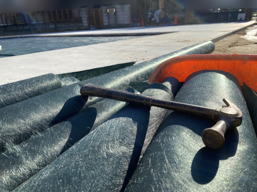 【綾川町Ｍ様邸】庭仕舞い＆駐車場拡張工事｜物置移設完了👌防草シートと砂利で雑草対策施工中 (株)カインズガーデン