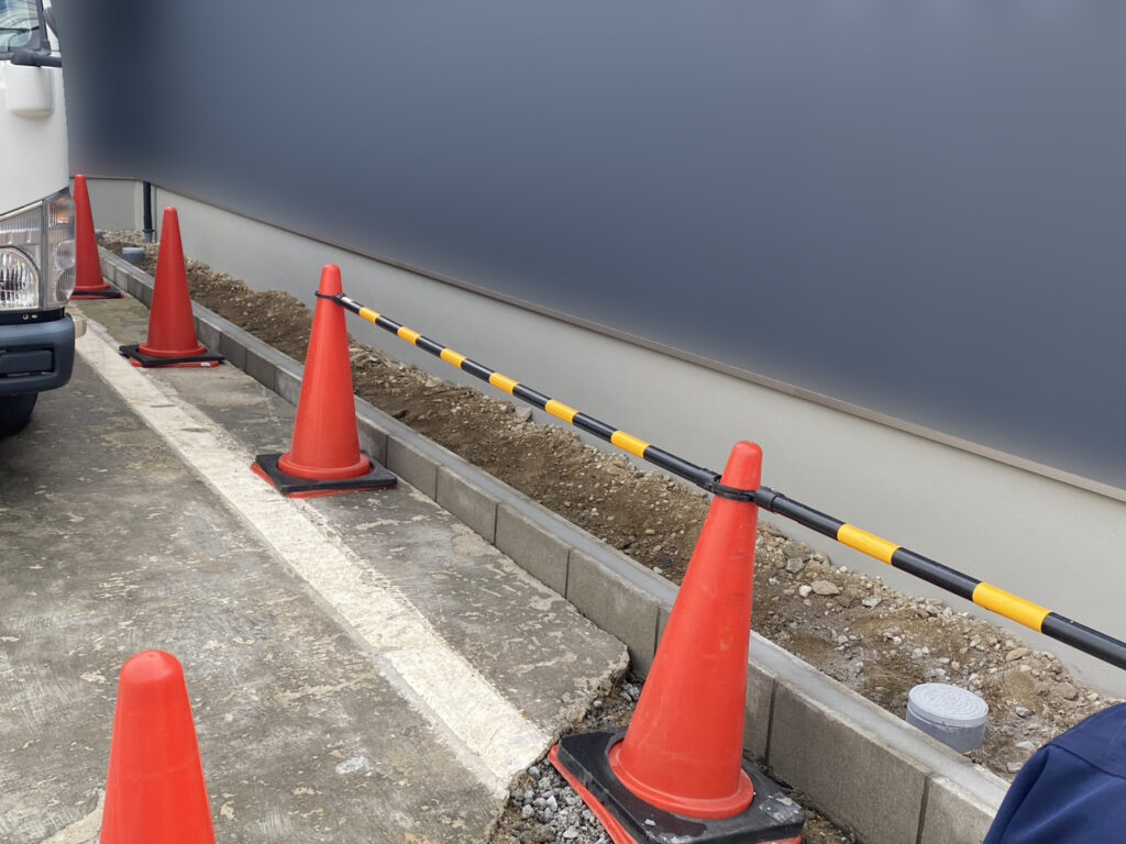 【琴平町Ｉ様邸】庭仕舞い工事｜お家周りの土を綺麗に整地し、防草シート＆砂利で雑草対策仕上げ中 (株)カインズガーデン