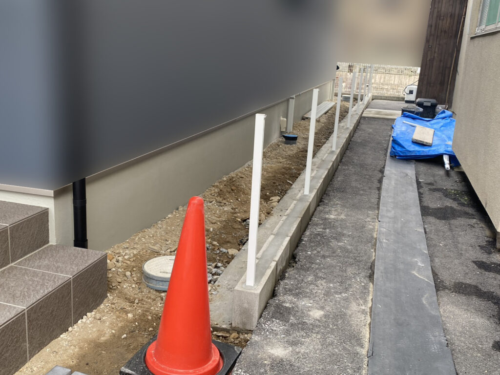 【琴平町Ｉ様邸】庭仕舞い工事｜お家周りの土を綺麗に整地し、防草シート＆砂利で雑草対策仕上げ中 (株)カインズガーデン