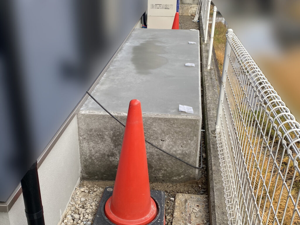 【琴平町Ｉ様邸】庭仕舞い工事｜お家周りの土を綺麗に整地し、防草シート＆砂利で雑草対策仕上げ中 (株)カインズガーデン